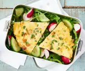 Erbsen-Omelett auf Salat