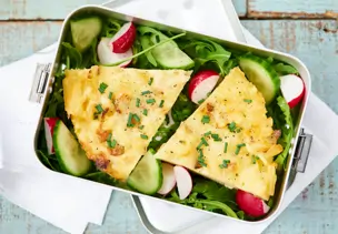 Erbsen-Omelett auf Salat
