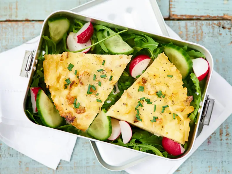 Erbsen-Omelett auf Salat