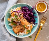 Low-Carb-Bowl mit mariniertem Tofu