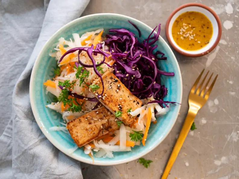Low-Carb-Bowl mit mariniertem Tofu