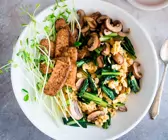 Haferflocken mit Champignons, Löwenzahn und Tempeh