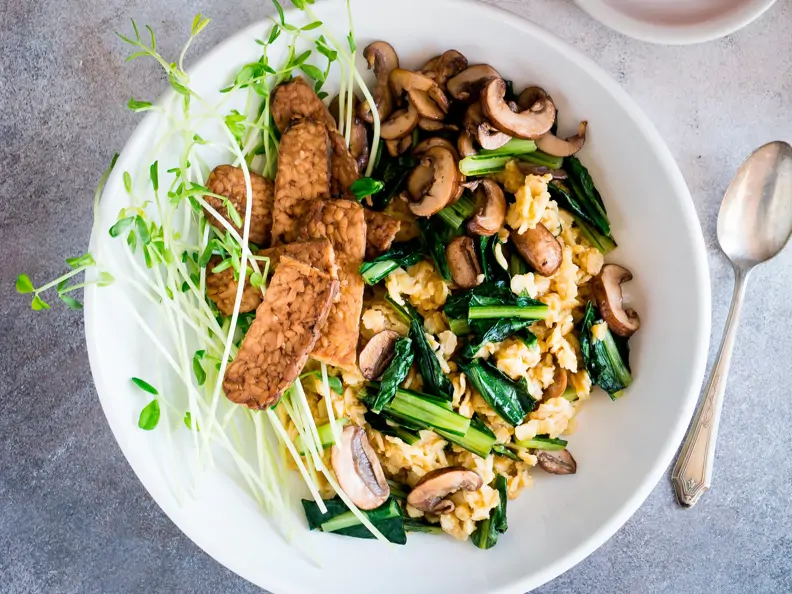 Haferflocken mit Champignons, Löwenzahn und Tempeh
