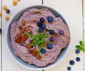 Blaubeer-Hummus mit Datteln
