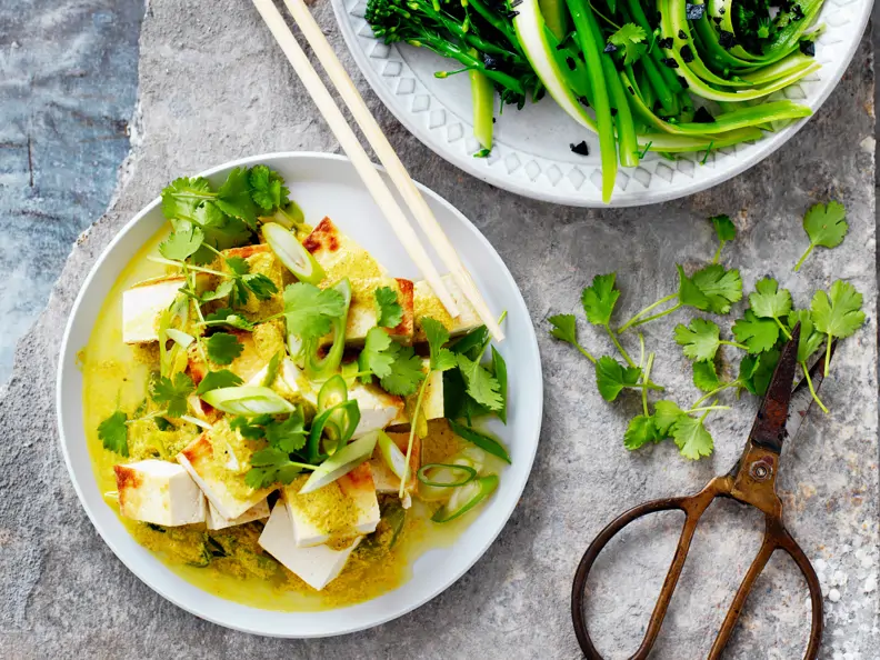 Tofu-Curry mit grünem Gemüse