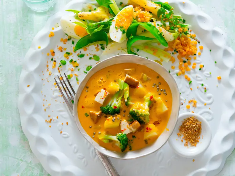 Gemüse-Curry mit Tofu und Spargel-Linsen-Salat