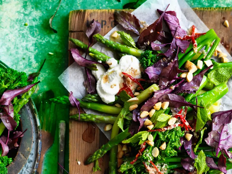 Spargel-Brokkoli-Salat mit Miso-Dressing