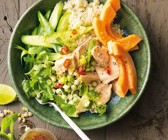 Pochierter Lachs mit Reis und Papaya