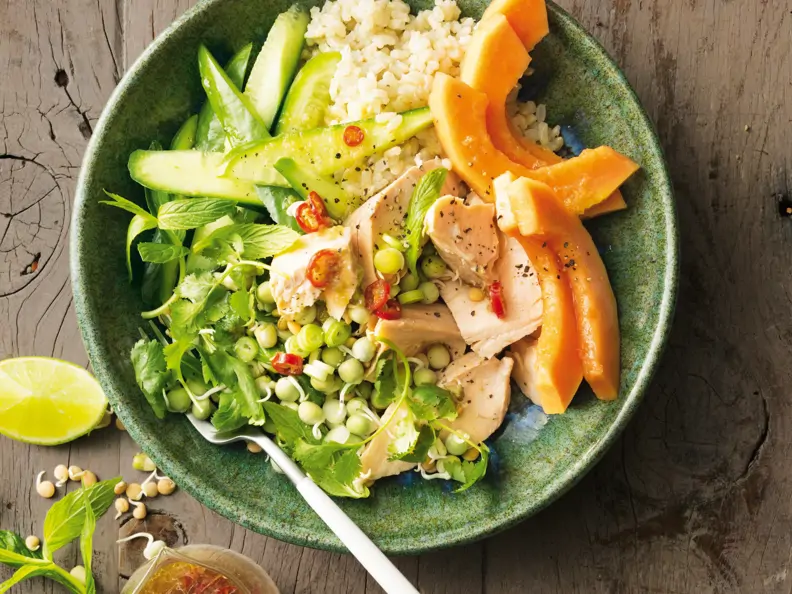Pochierter Lachs mit Reis und Papaya
