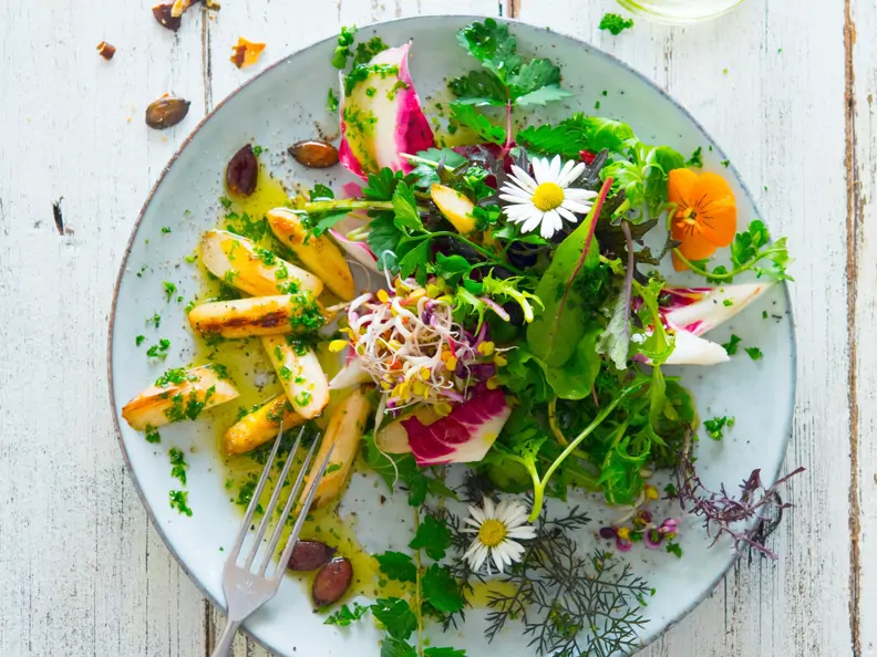 Gebratener Spargel an Wildkräutersalat