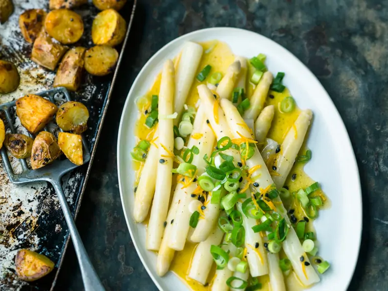 Weißer Spargel mit Maracuja-Dressing und Currykartoffeln