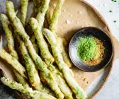 Tempura-Spargel mit Matcha-Salz