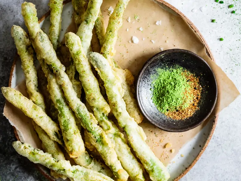 Tempura-Spargel mit Matcha-Salz