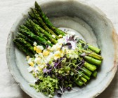 Grüner Spargel mit Ei und Kresse-Topping