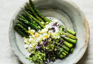 Grüner Spargel mit Ei und Kresse-Topping