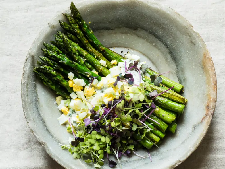 Grüner Spargel mit Ei und Kresse-Topping