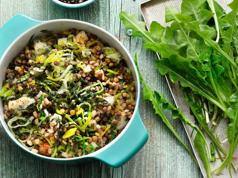 Löwenzahn-One-Pot mit Gerste und Linsen