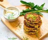 Dillbratlinge mit Löwenzahn-Dip