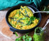 Brennnessel-Omelett mit Basilikum-Pesto