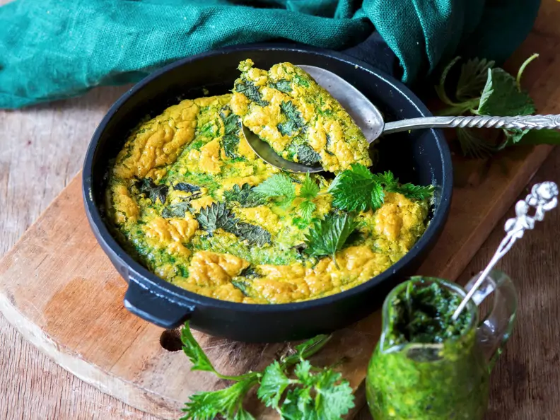 Brennnessel-Omelett mit Basilikum-Pesto