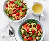 Salat mit Avocado und Erdbeeren