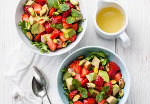 Salat mit Avocado und Erdbeeren