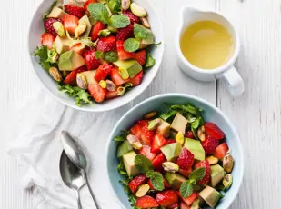 Salat mit Avocado und Erdbeeren