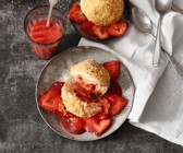 Erdbeerknödel mit Haselnüssen