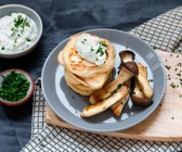 Herzhafte Pancakes mit gebratenen Kräuterseitlingen und Sour Cream