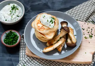 Herzhafte Pancakes mit gebratenen Kräuterseitlingen und Sour Cream