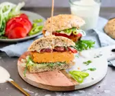 Aufgeschnittener Burger mit Süßkartoffelpatty