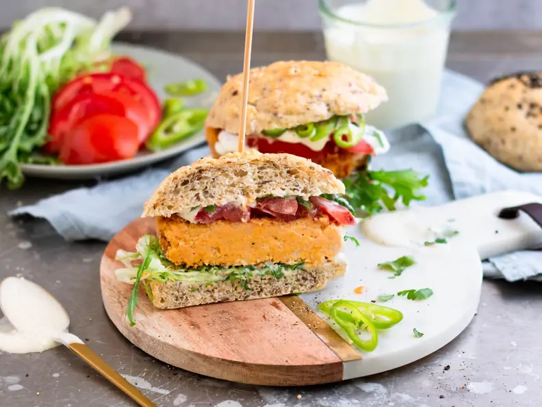 Aufgeschnittener Burger mit Süßkartoffelpatty