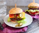 Veganer Cheeseburger mit Black Bean Patty