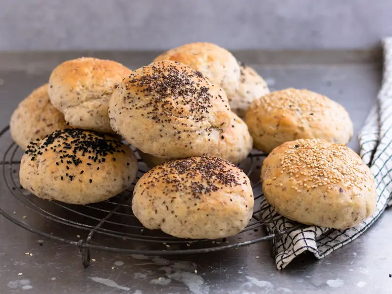 Burgerbrötchen gestapelt auf einem Kuchengitter