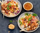 Bunter Reissalat mit Hähnchenspießen und Erdnuss-Dressing