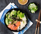 Sushi-Bowl mit Lachs und Avocado