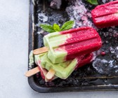 Himbeer-Matcha-Eis mit Kokos