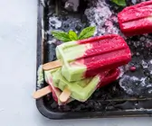 Himbeer-Matcha-Eis mit Kokos