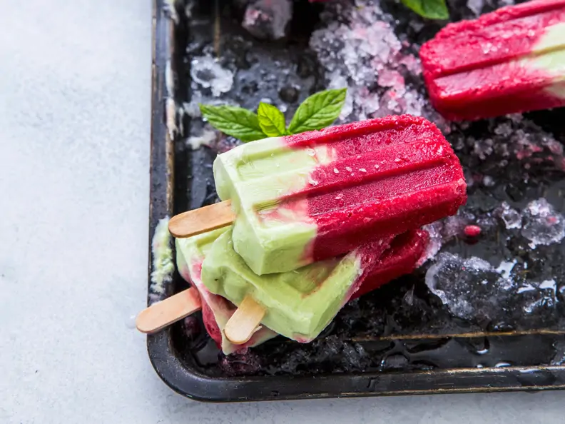 Himbeer-Matcha-Eis mit Kokos