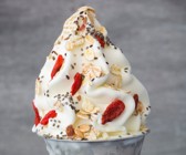 Frozen Yogurt mit Chiasamen und Gojibeeren