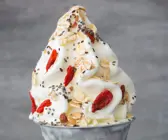 Frozen Yogurt mit Chiasamen und Gojibeeren