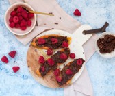 Süßkartoffel-Toast mit Pflaumen-Kakao-Aufstrich und Beeren