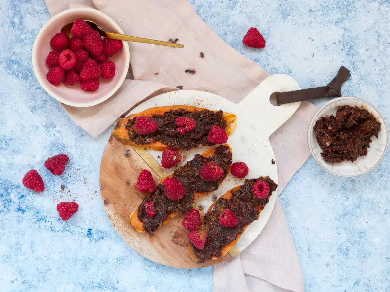 Süßkartoffel-Toast mit Pflaumen-Kakao-Aufstrich und Beeren