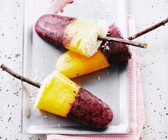 Mango-Heidelbeer-Kokos-Eis am Stiel