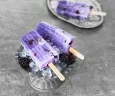 Lilafarbenes Eis am Stiel aus Brombeeren
