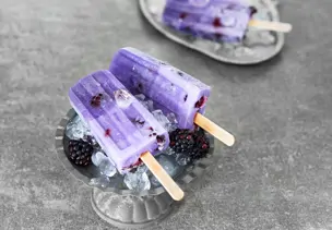 Lilafarbenes Eis am Stiel aus Brombeeren