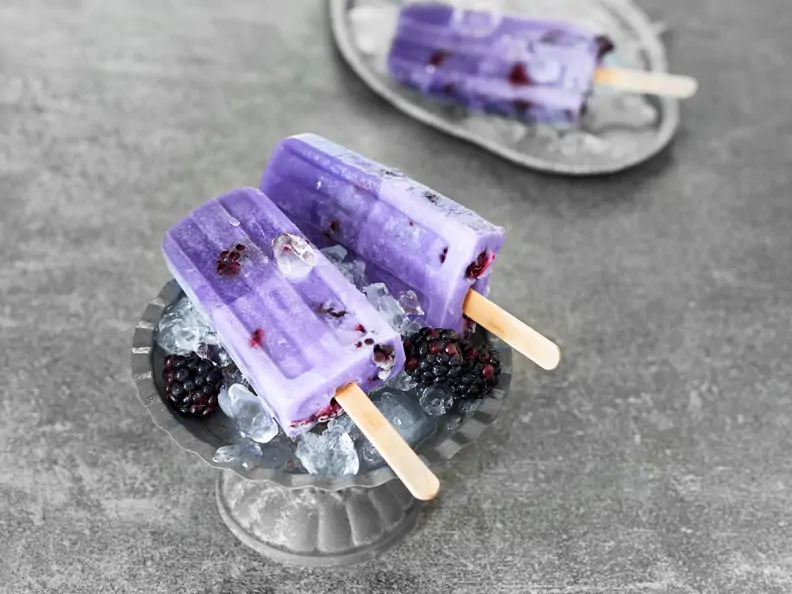 Lilafarbenes Eis am Stiel aus Brombeeren