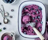 Violettes Eis aus Heidelbeeren in einer Schale