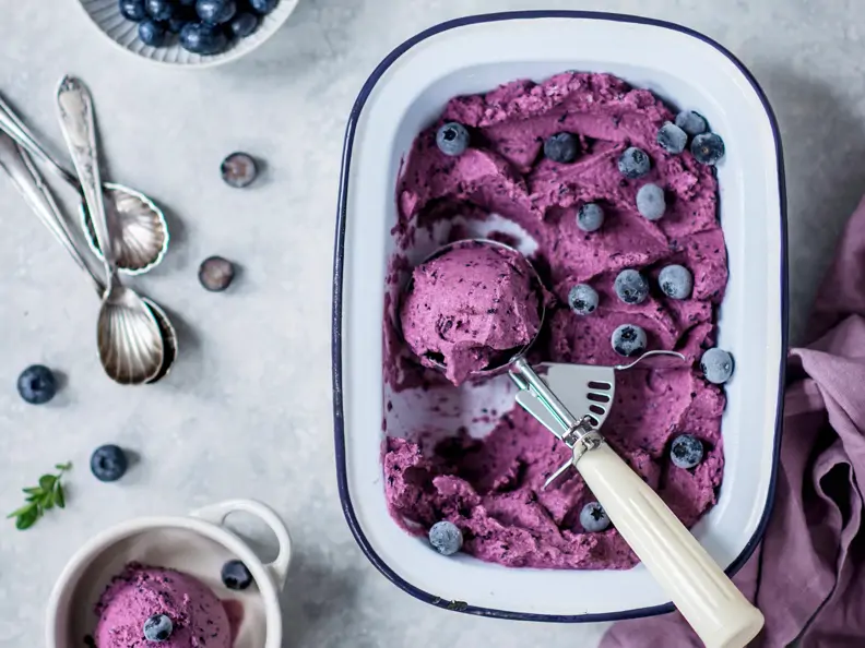 Violettes Eis aus Heidelbeeren in einer Schale