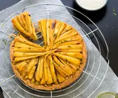 Angeschnittene Pastinaken-Tarte auf Kuchengitter